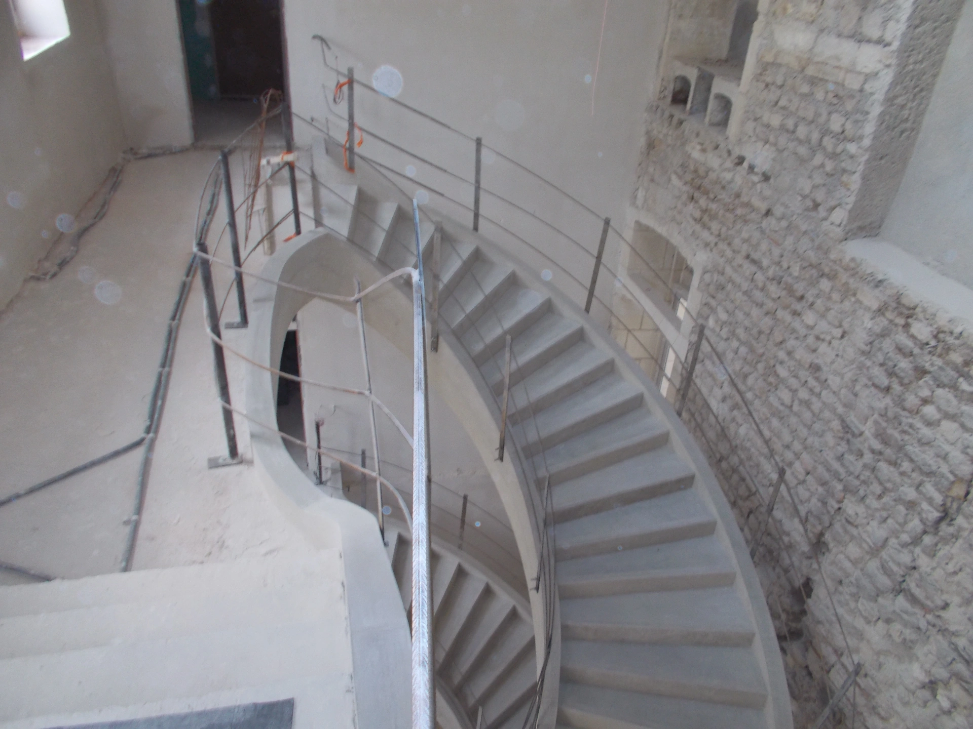 L'escalier hélicoïdal en cours de réalisation : étaiement et attentes en acier