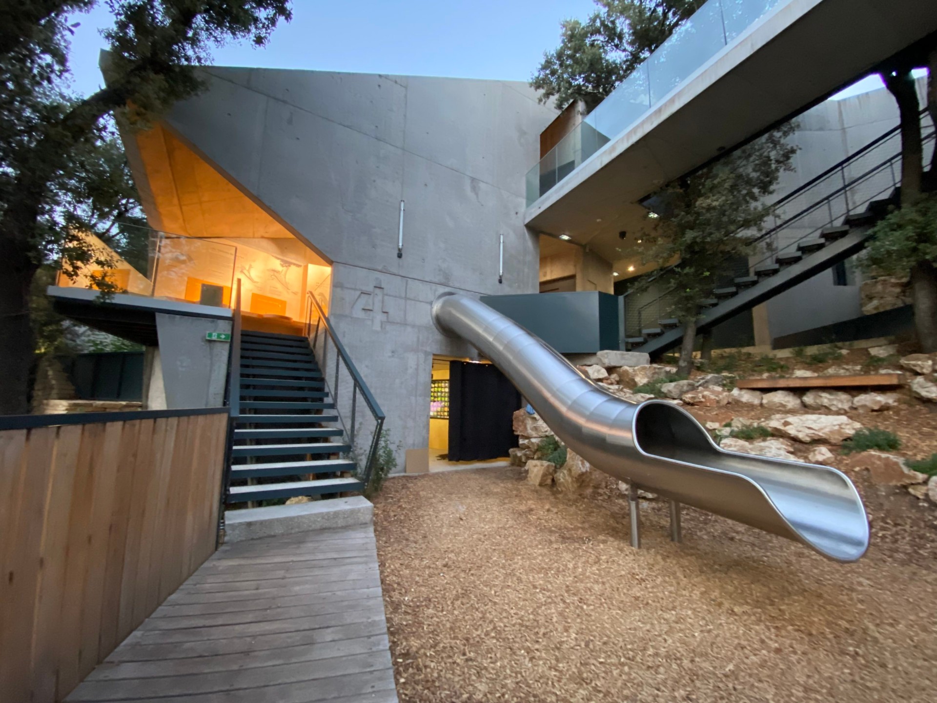 Maison du Castor — escalier extérieur et structure béton brut