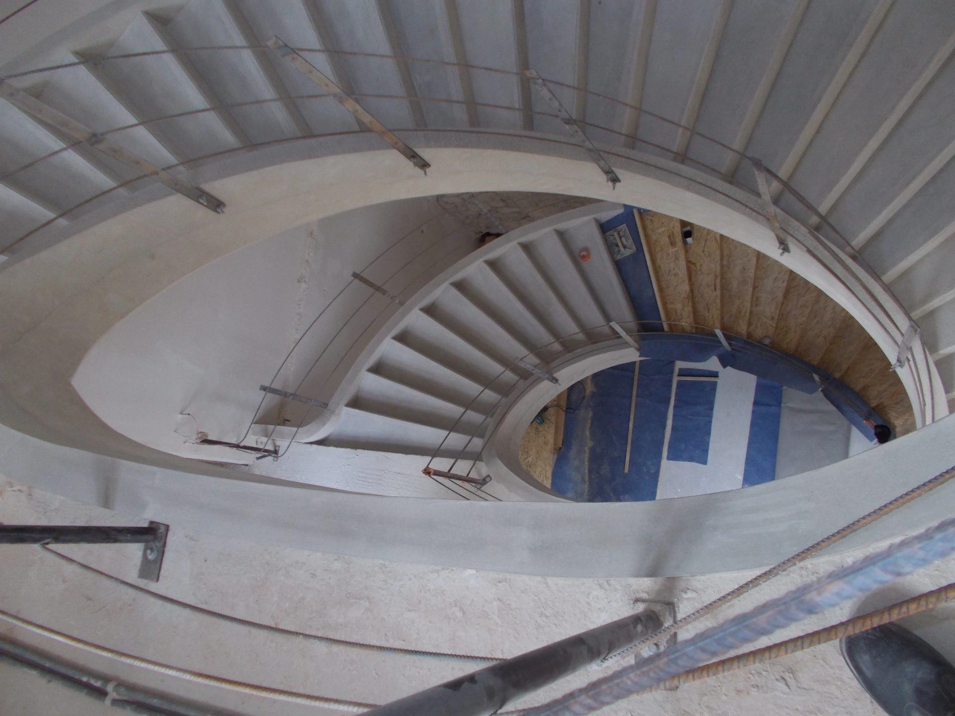 Vue plongeante sur le noyau évidé de l'escalier béton avant finitions