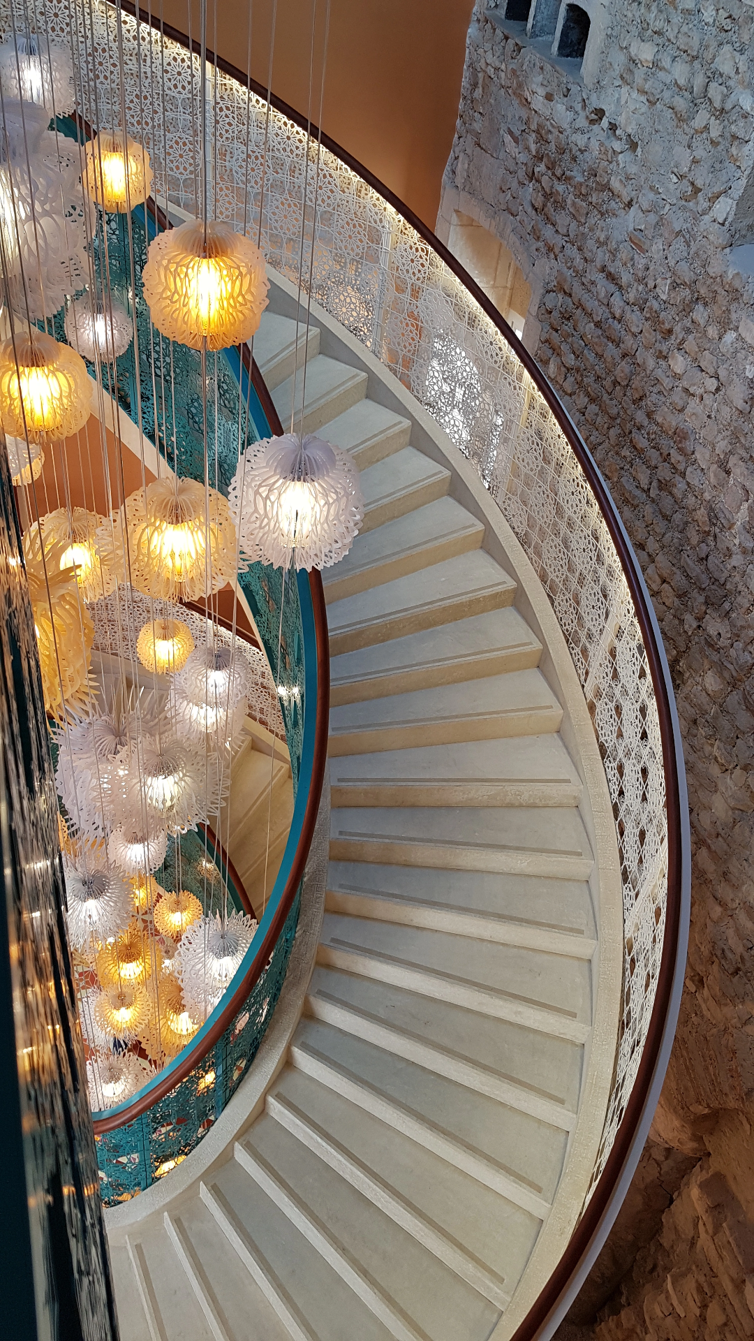 Escalier hélicoïdal en béton — vue d'ensemble, Hôtel Arlatan à Arles